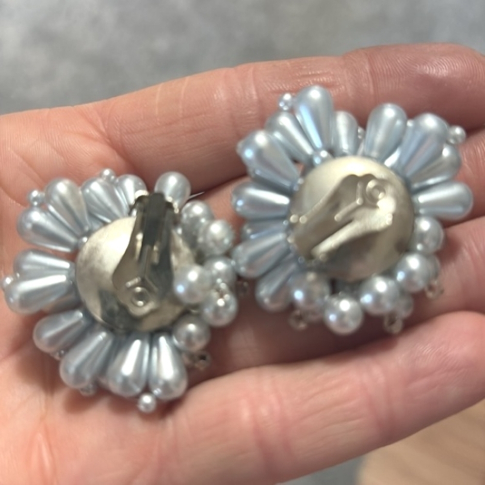 VINTAGE FAUX GRAY CLUSTERED PEARL SILVER-TONE CLIP-ON 1.4" EARRINGS - Picture 3 of 8